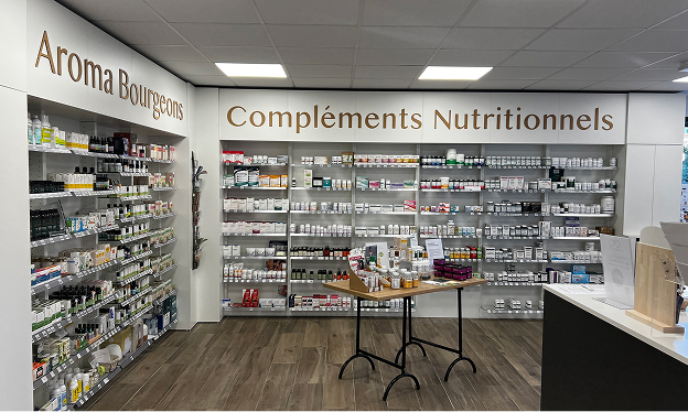 Intérieur d'une pharmacie moderne avec des étagères remplies de compléments nutritionnels à Muret en Haute-Garonne 31